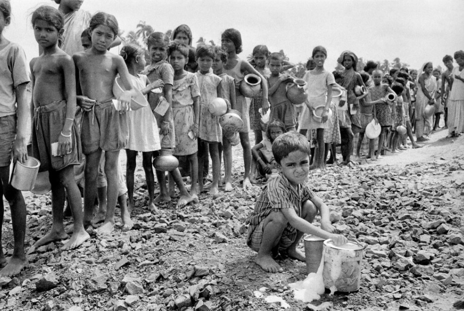 refugee children line for food 1947 partition India displaced people hardship
দেশভাগের পর উদ্বাস্তু শিশুদের খাদ্যের জন্য সারিবদ্ধ অবস্থার দৃশ্য