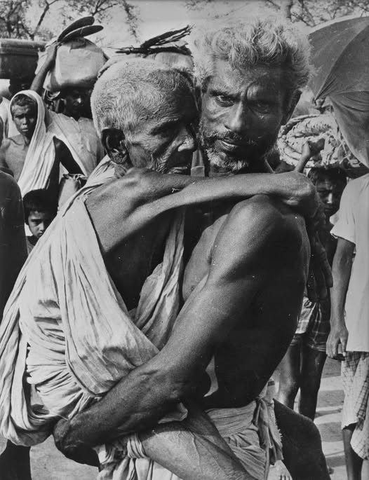 ১৯৭১ বাংলাদেশ মুক্তিযুদ্ধের সময় উদ্বাস্তু পুত্র তার ৯৯ বছরের মাকে কোলে করে বনগাঁর দিকে নিয়ে যাচ্ছে