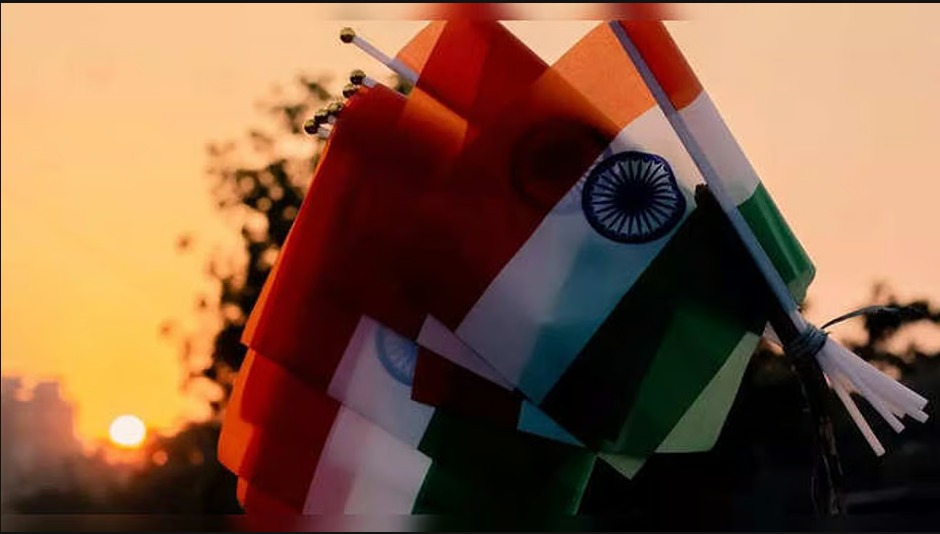 Bharatiya jatiyotabad বা ভারতীয় জাতীয়তাবাদের প্রতীক হিসেবে সূর্যাস্তের পটভূমিতে ভারতীয় জাতীয় পতাকা