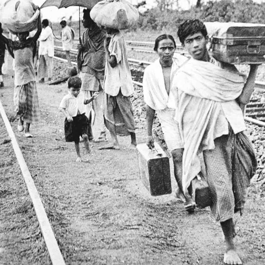 দেশভাগের পর পূর্ববঙ্গ থেকে পশ্চিমবঙ্গে উদ্বাস্তু হয়ে যাওয়া মানুষের যাত্রাপথের দৃশ্যRefugees migrating from East Bengal to West Bengal after partition of India displacement scene