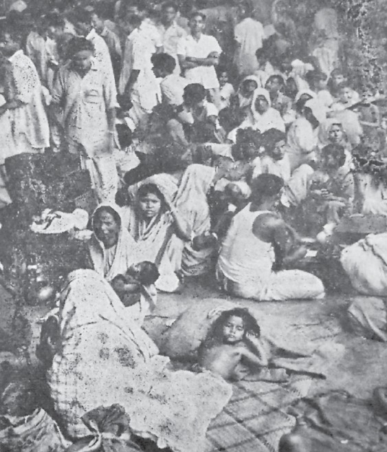 Refugee congestion at Sealdah Station 1953 West Bengal East Pakistan migrants living on platform